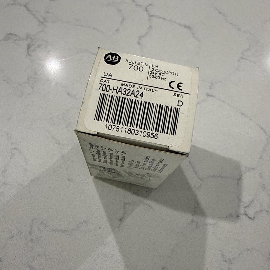 AB ALLEN-BRADLEY 700-HA32A24 General Purpose Relays and Base 10A 24VDC NEW