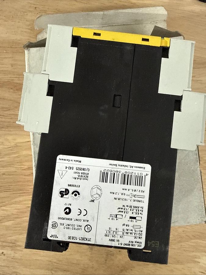 1PCS New Siemens module 3TK2821-1CB30 NEW