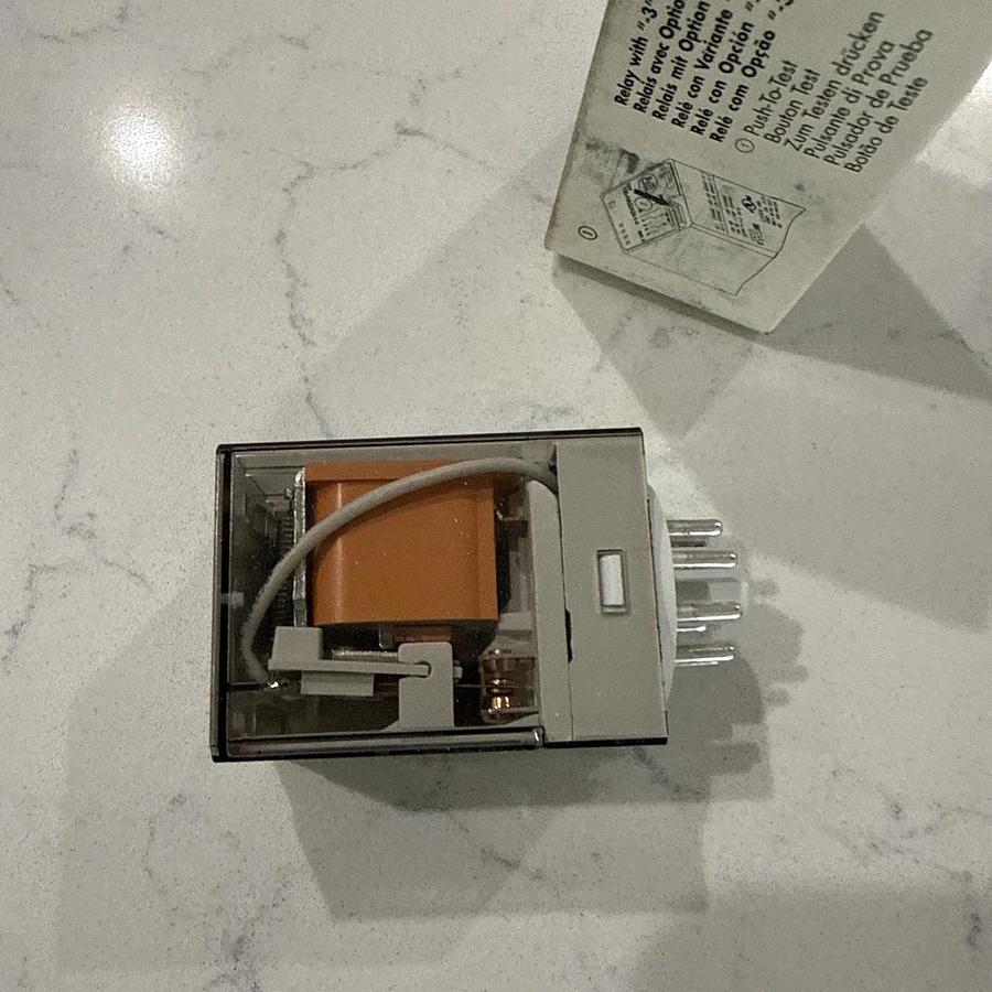 AB ALLEN-BRADLEY 700-HA32A24 General Purpose Relays and Base 10A 24VDC NEW