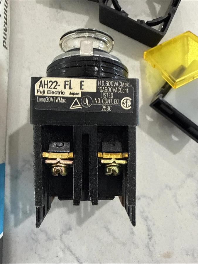 Fuji electric AH22-FL E command switch ah22-SFL Y10E NEW