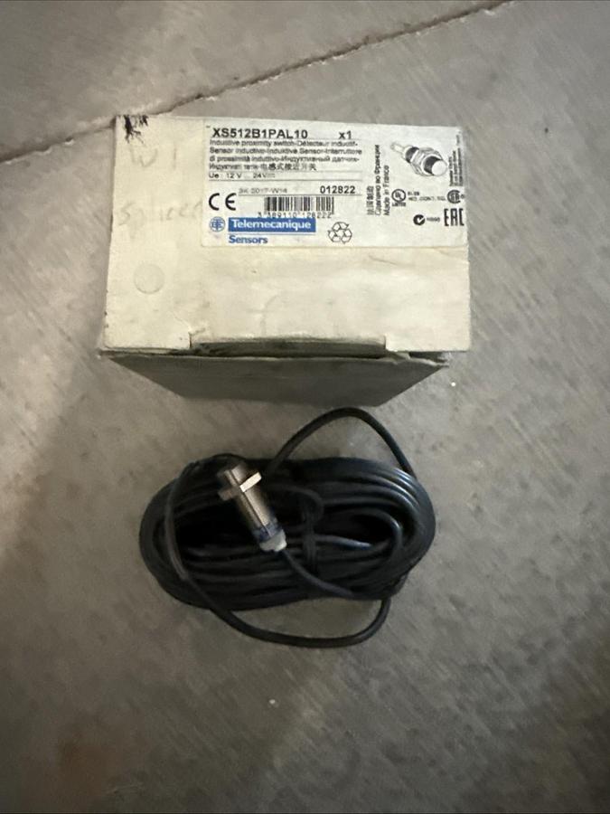 telemecanique XS512B1PAL10 Proximity Switch NEW
