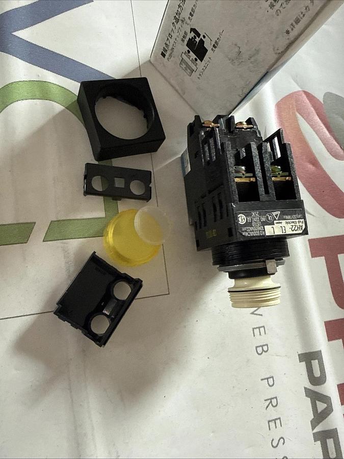Fuji electric AH22 command switch ah22-YEL Y10L NEW