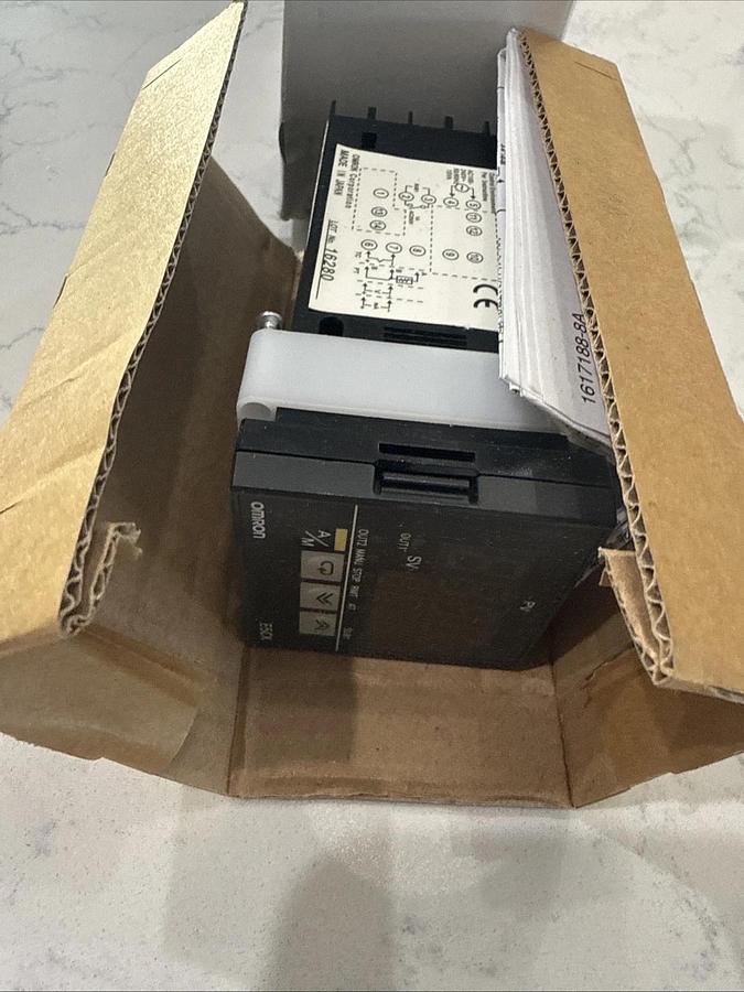 Omron E5CK-AA1-302 DIGITAL CONTROLLER MULTI-RANGE 100-240VAC 50/60HZ NEW