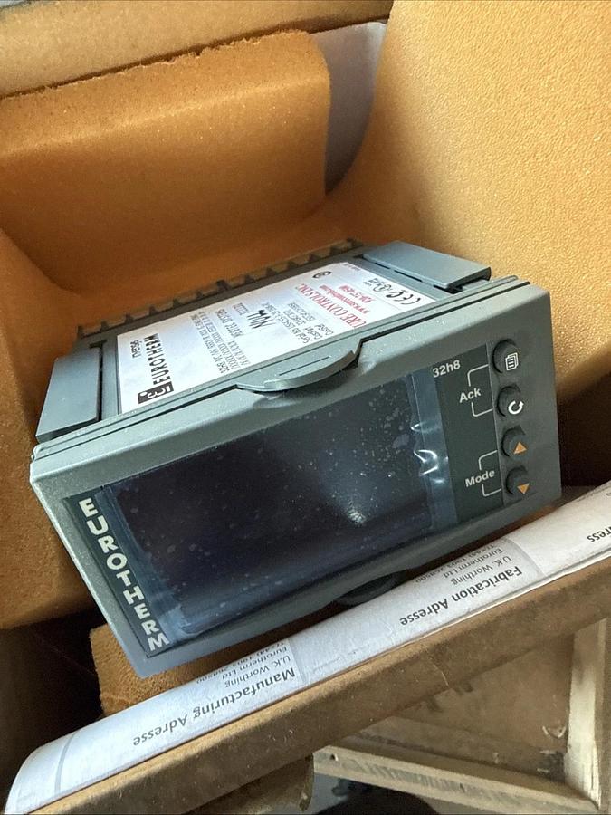 Schneider Electric Eurotherm 32H8/CC/VH/LRRX/X/XXX/G/ENG/ENG/ Controller NEW