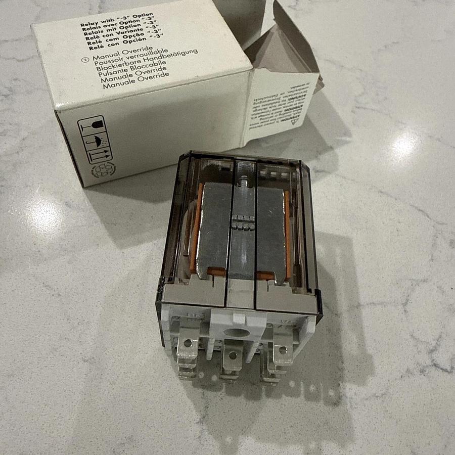ALLEN BRADLEY 700 HB32A1 Control Relay 8 Pin 15A 30 VDC NEW