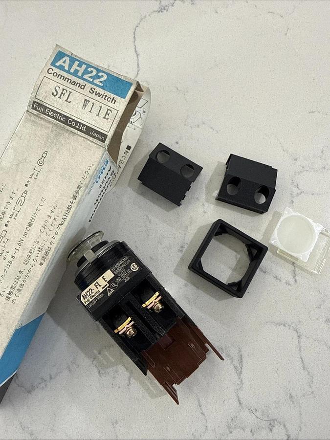 Fuji electric AH22-FL E command switch ah22-SFL W11E NEW