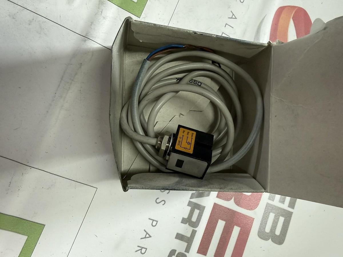 Omron TL-G3D-3 Proximity Sensor Switch NEW