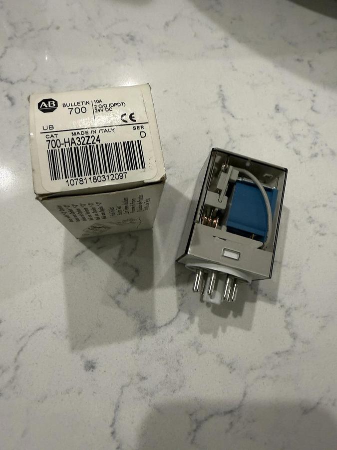 AB ALLEN-BRADLEY 700-HA32Z24 General Purpose Relays and Base 10A 24VDC 8Pins NEW