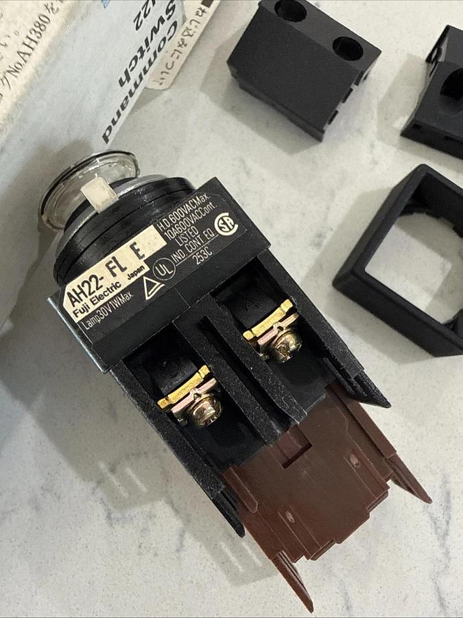 Fuji electric AH22-FL E command switch ah22-SFL W11E NEW