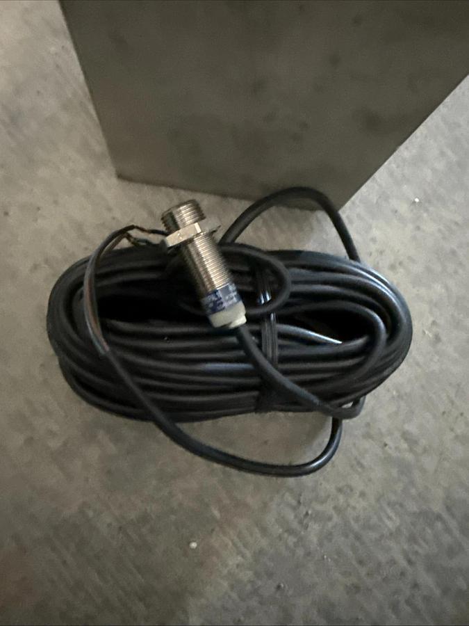 telemecanique XS512B1PAL10 Proximity Switch NEW