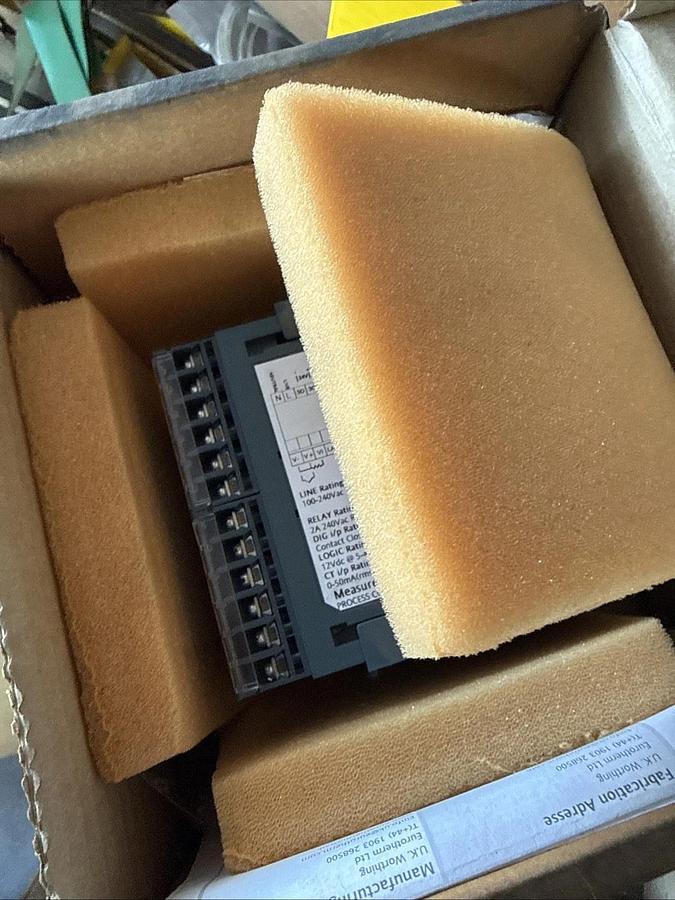 Schneider Electric Eurotherm 32H8/CC/VH/LRRX/X/XXX/G/ENG/ENG/ Controller NEW