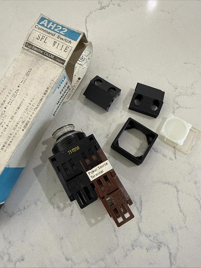 Fuji electric AH22-FL E command switch ah22-SFL W11E NEW