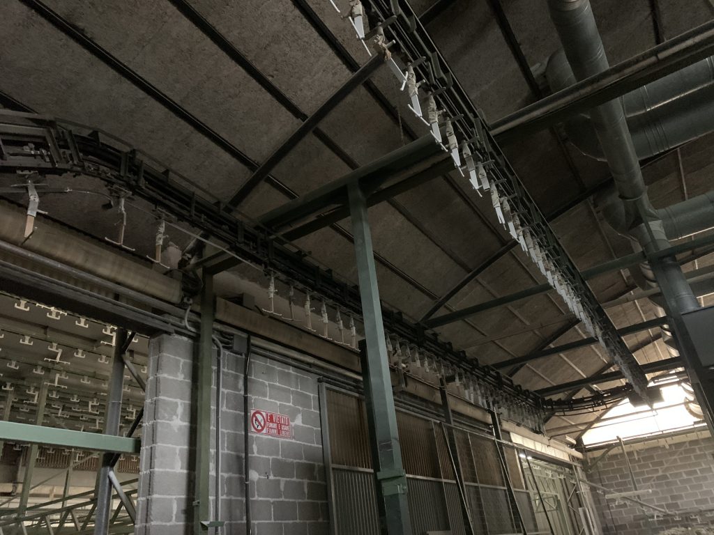 Usato Catena di verniciatura da 70 metri lineari, con sistema di frizione per un carico di molti prodotti in spazio ristretto (vedi video)