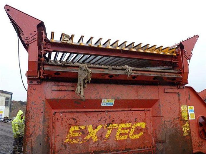 Used Extec S3 tracked screen with vibrating grid
