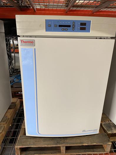 Used Thermo 3110 Water Jacketed CO2 Incubator