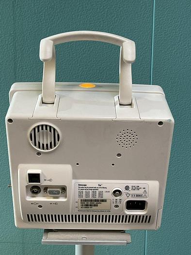 Gebraucht Datascope Trio Patientenmonitor auf Trolley mit Blutdruckmanschette und SpO2 Fingersensor