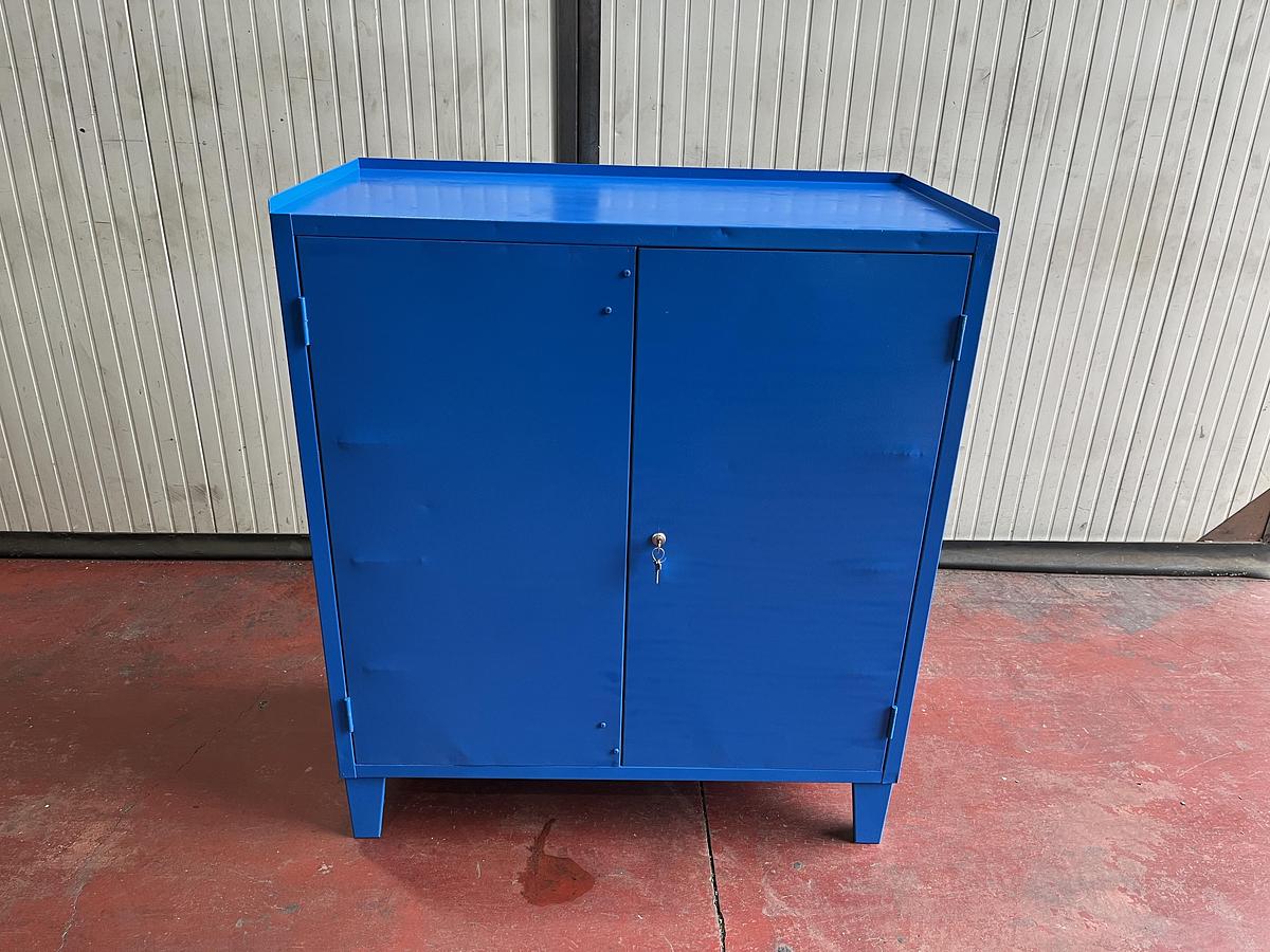 Usato Armadietto con tre ripiani estraibili