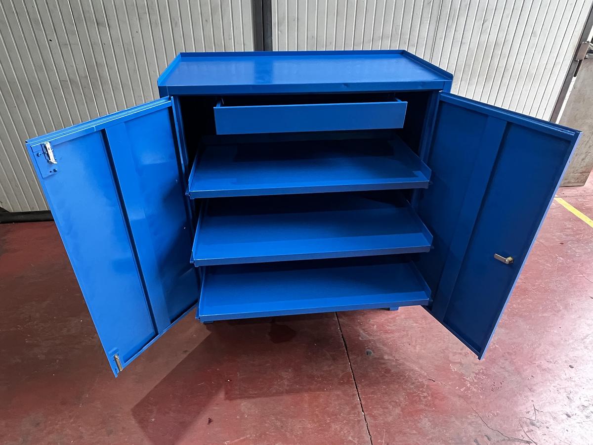 Usato Armadietto con tre ripiani estraibili