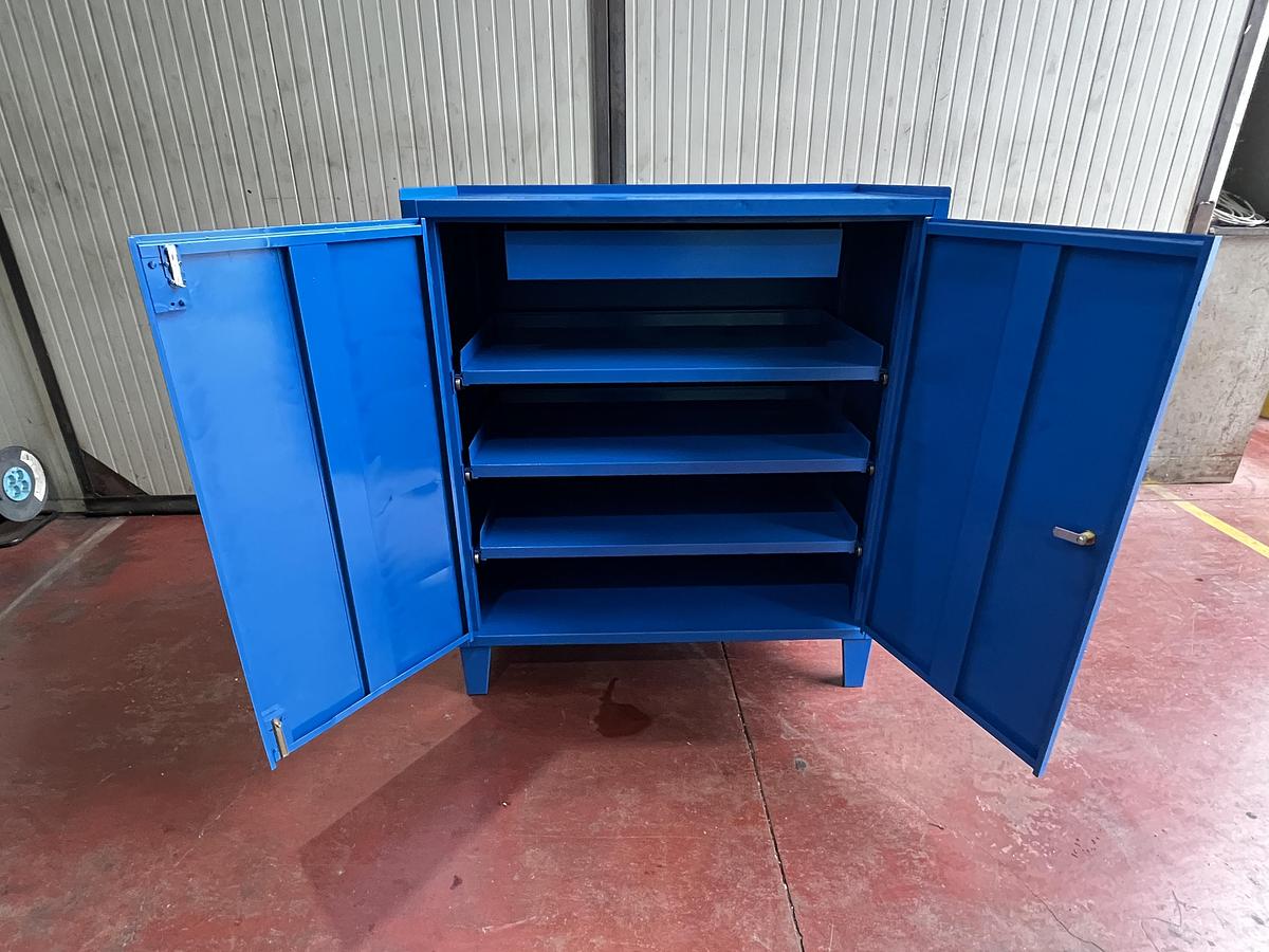 Usato Armadietto con tre ripiani estraibili