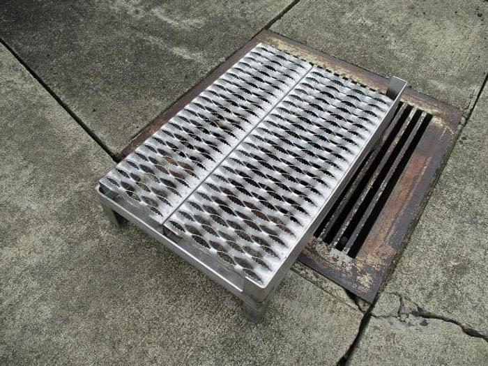 Used Work Platform; 24"x17", Serrated deck, 6" high