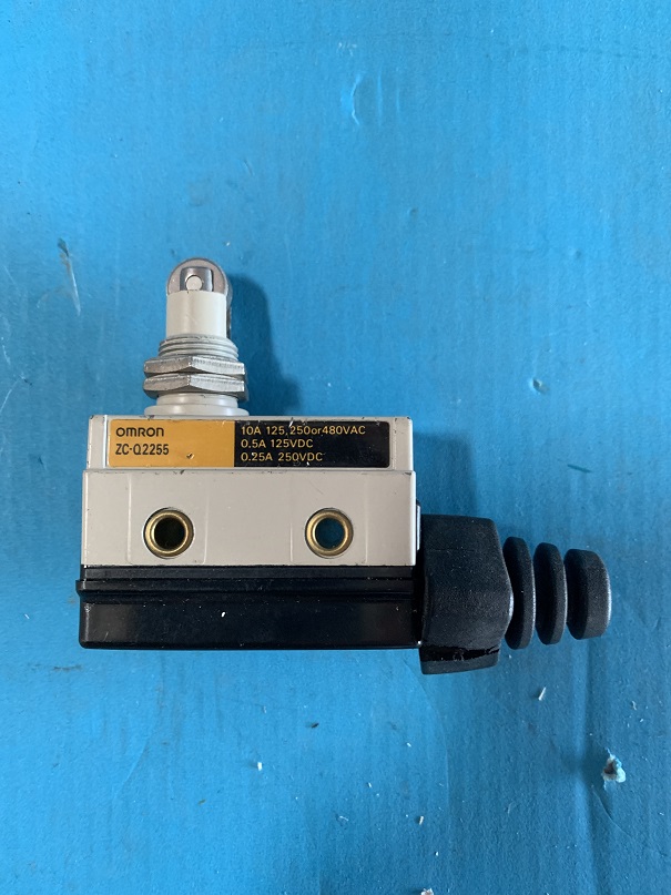 Used Omron Enclosed Limit Switch, Panel Mount Roller Plunger ZC-Q2255