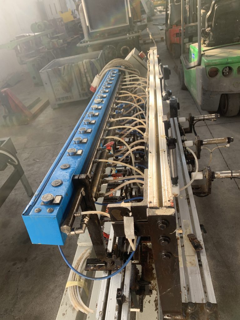 Used 2001 Spruzzatrice di colla per mortase stecche di lettini per bambini o simili