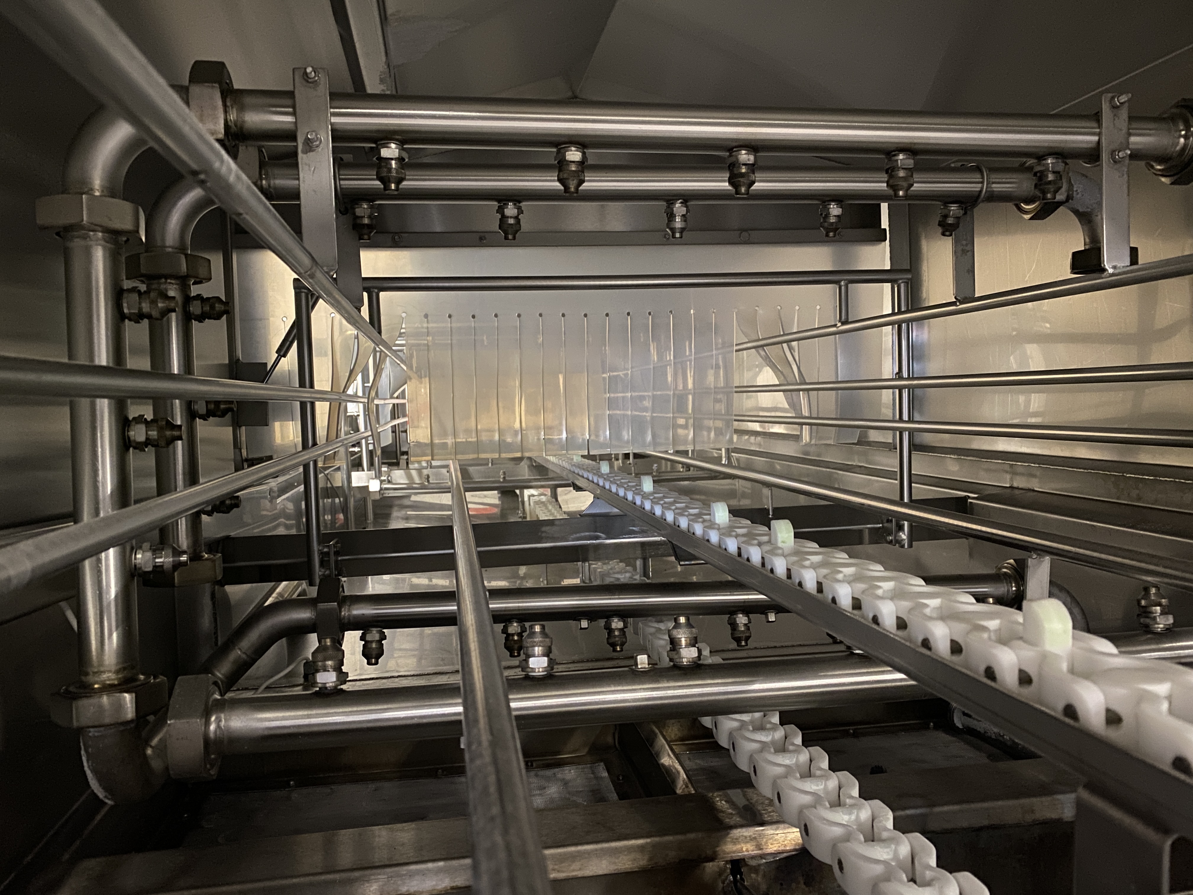 Used Unitech crate washer Single track washer with exit conveyor