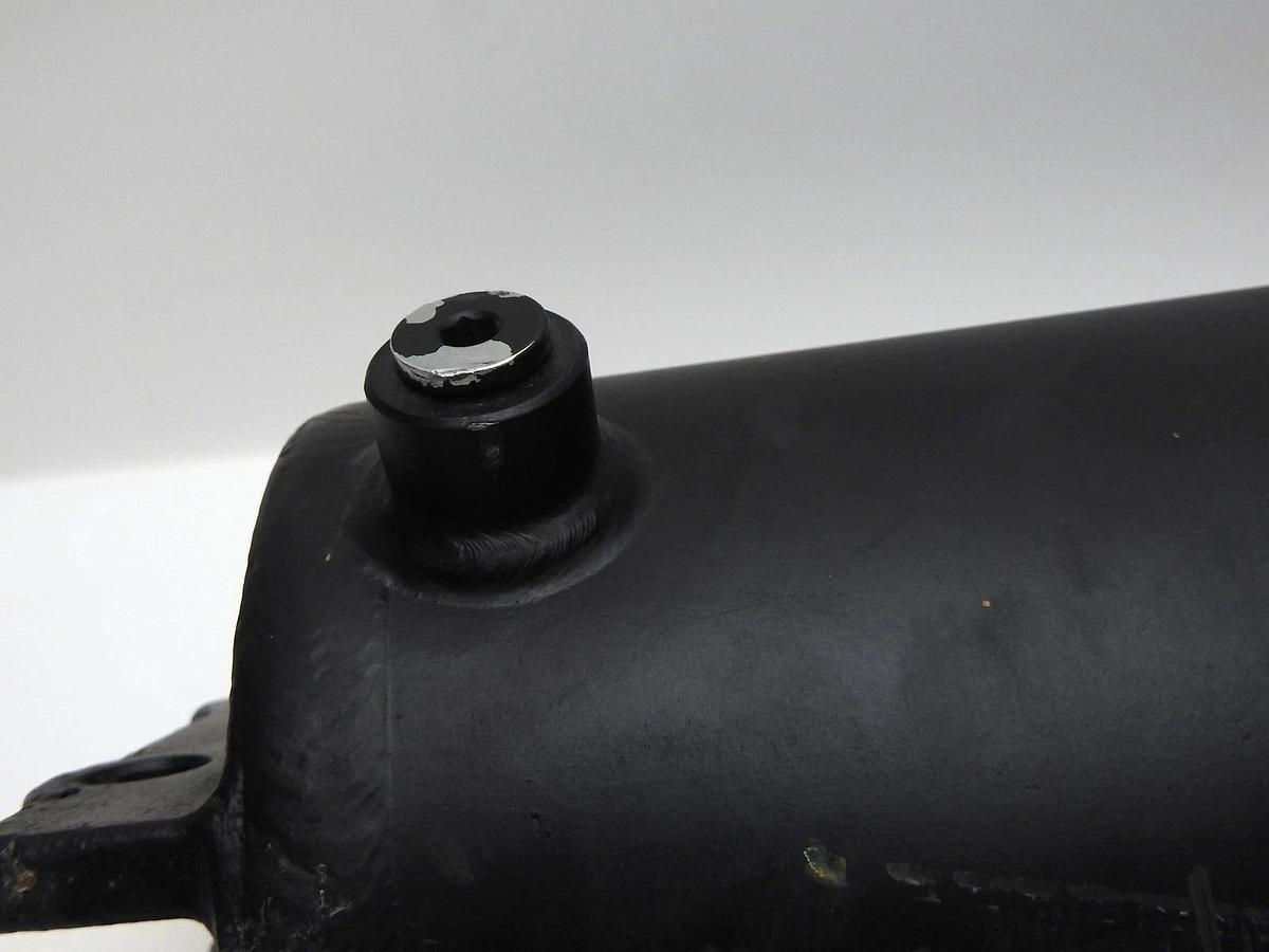 Stillwell Hydraulic Welded Cylinder 31" Total Length, 2-3/4" Shaft Dia - NOB NEW