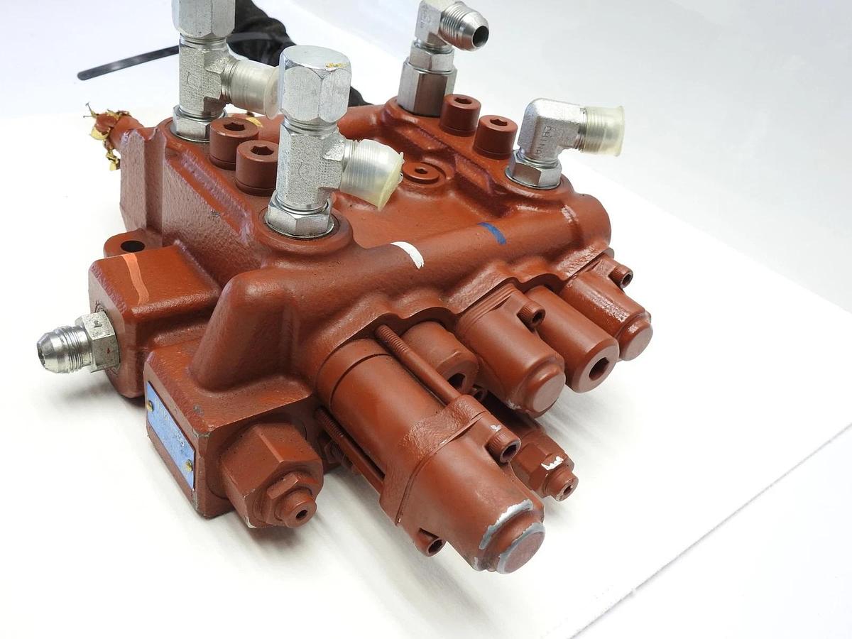 OEM Kubota SLV 75 Main Control Valve Nabtesco 215699-01 SLV75 Hydraulic Valve