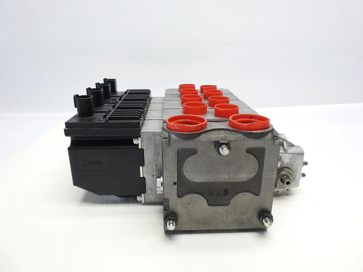 Danfoss PVG 32 /4 Proportional Valve 3335 PSI w/ 157B4292 11094176 - OEM NEW!