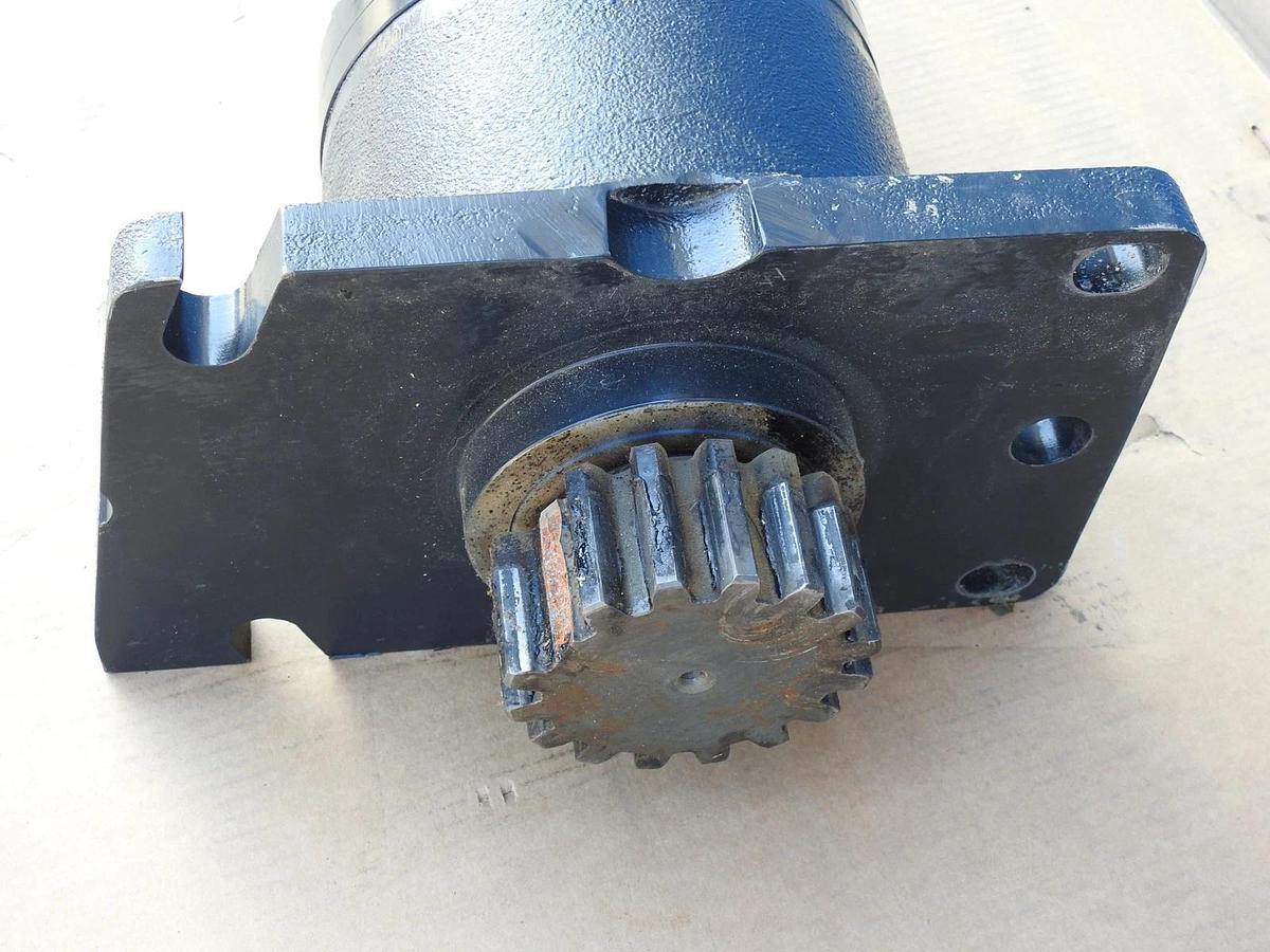 JLG 1001187855 Swing Motor Hub Assembly fits 600SC & 660SJC - NEW BROKEN GEAR -
