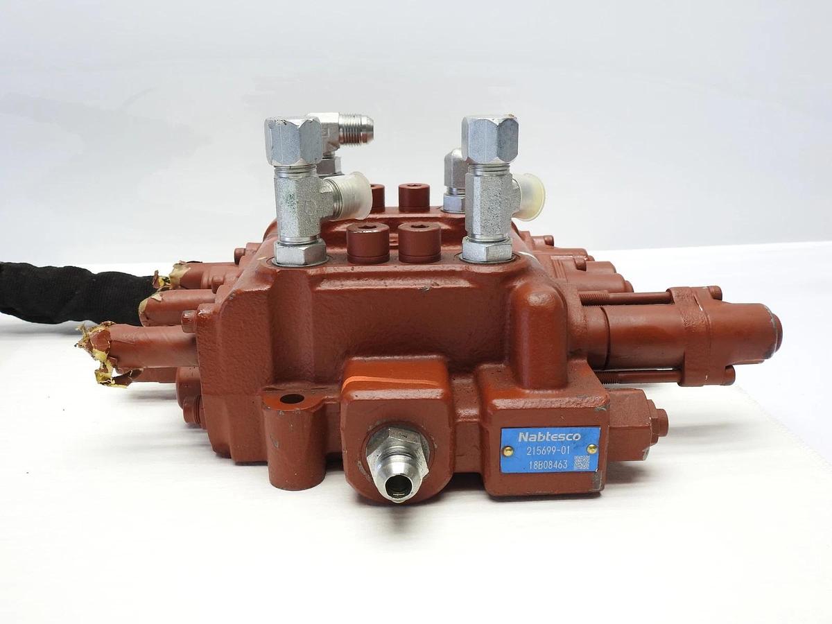 OEM Kubota SLV 75 Main Control Valve Nabtesco 215699-01 SLV75 Hydraulic Valve
