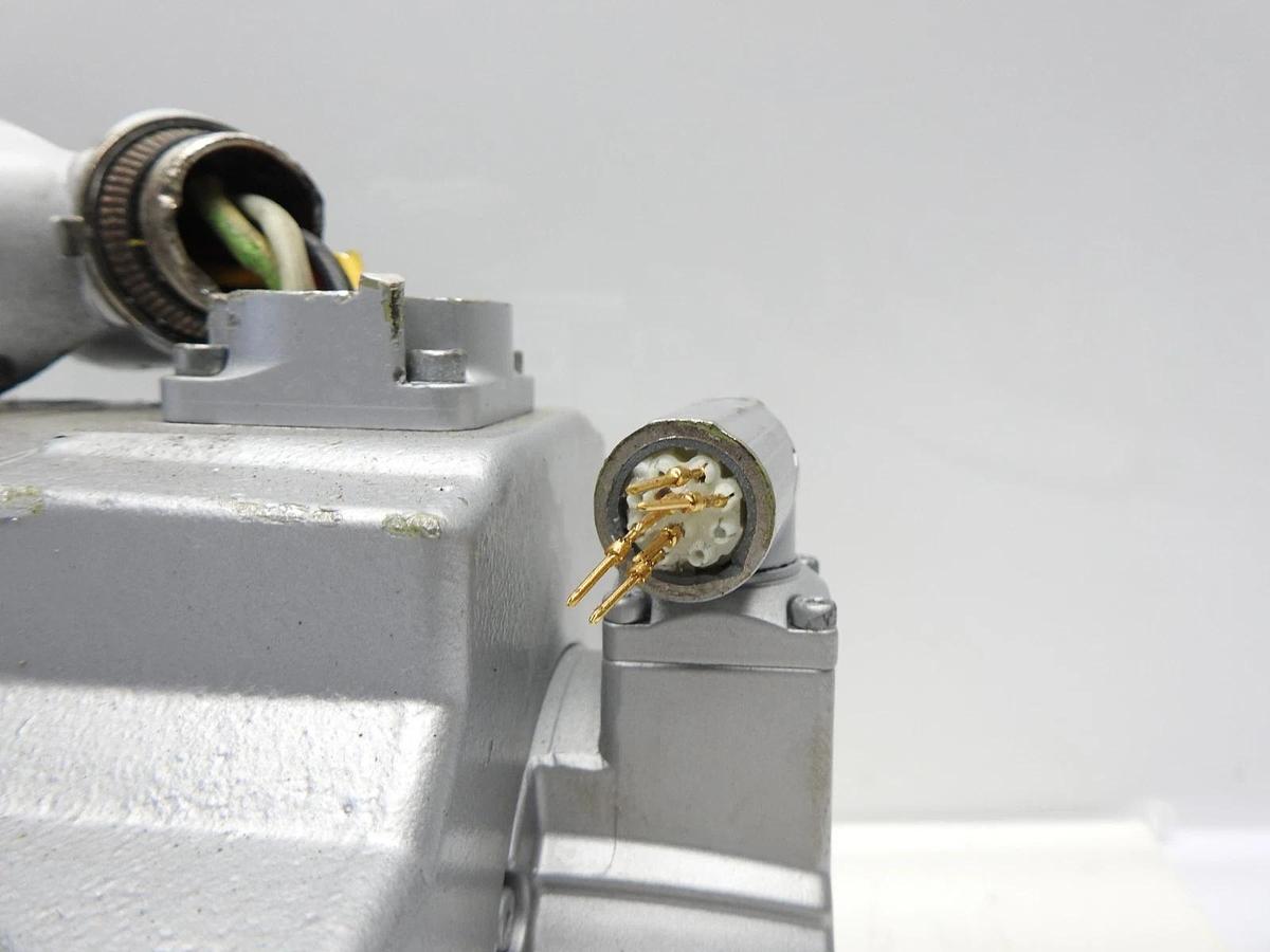 GENUINE Siemens 1FT7082-5WH71-1CB2-Z SYNCHRONOUS MOTOR 1FT70825WH711CB2Z DAMAGED