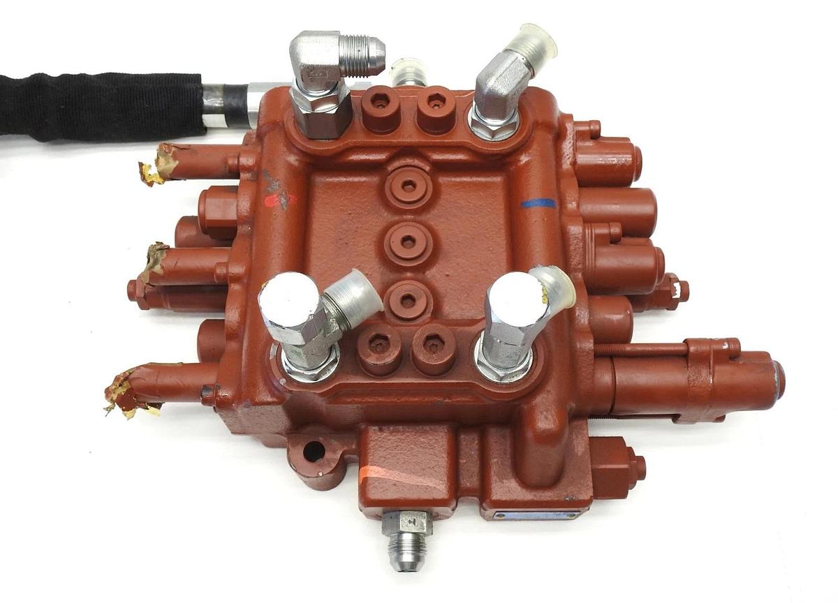 OEM Kubota SLV 75 Main Control Valve Nabtesco 215699-01 SLV75 Hydraulic Valve