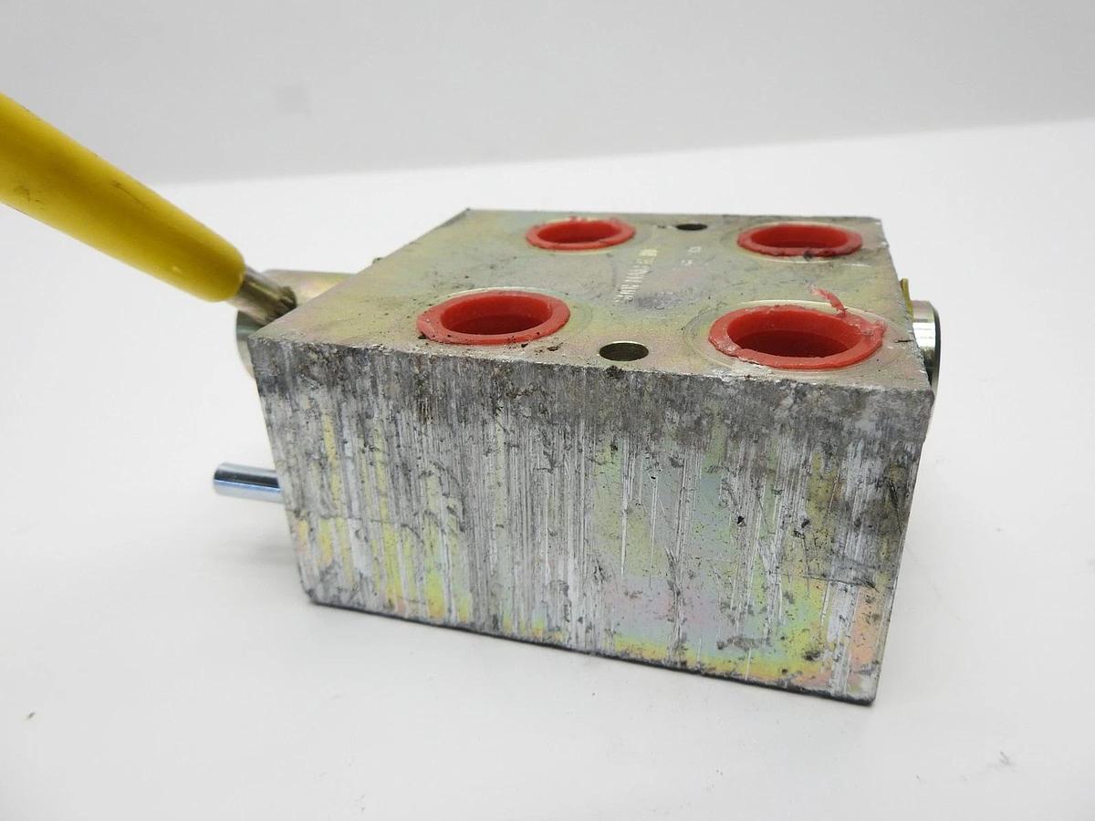 Shoemaker Inc. Hydraulic Diverter Multiplier Valve Block 8381 38 24D - SURPLUS