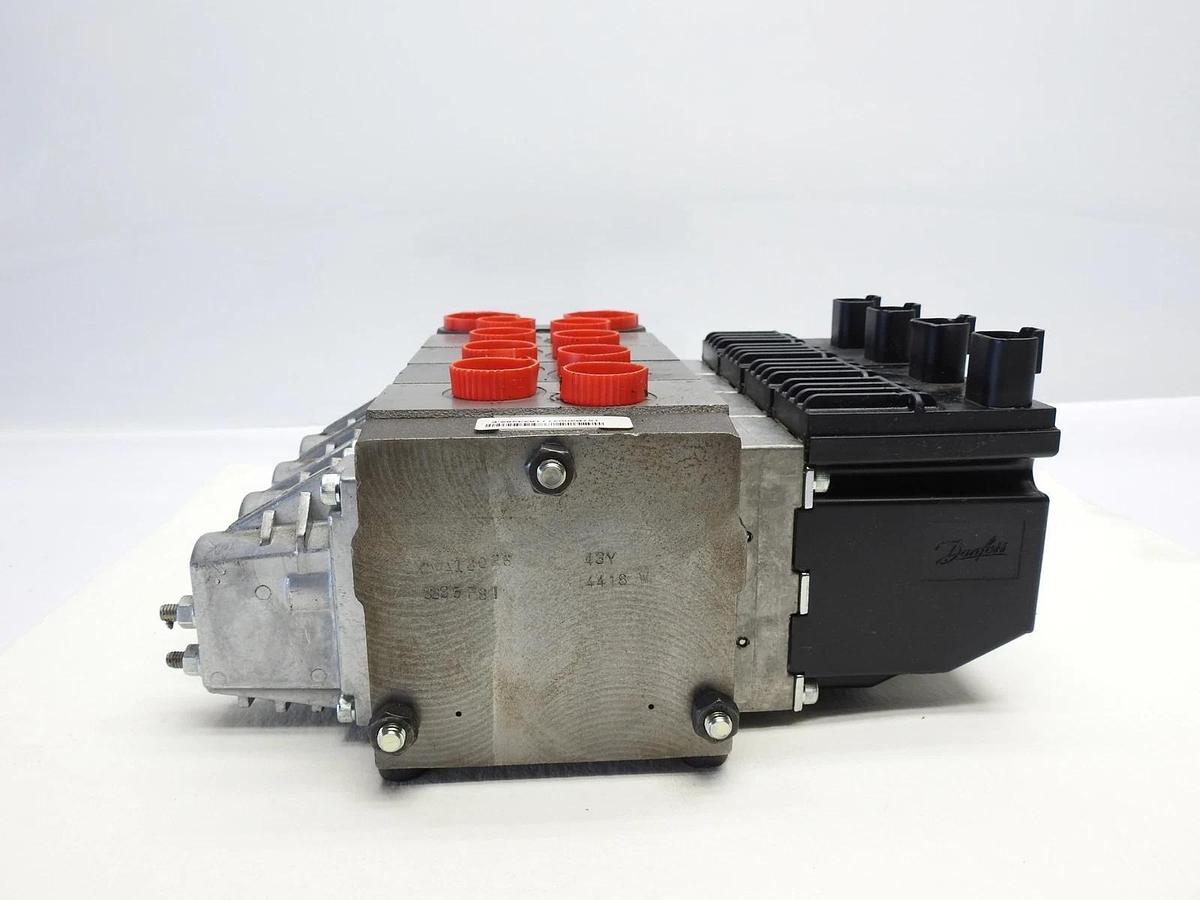 Danfoss PVG 32 /4 Proportional Valve 3335 PSI w/ 157B4292 11094176 - OEM NEW!