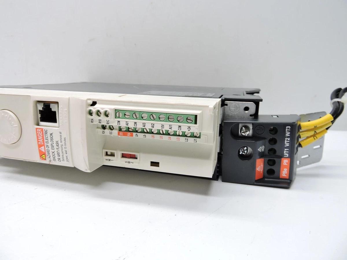 Schneider Electric ATV32HU22N4 Altivar 32 AC Speed Inverter Drive - NOB NEW!