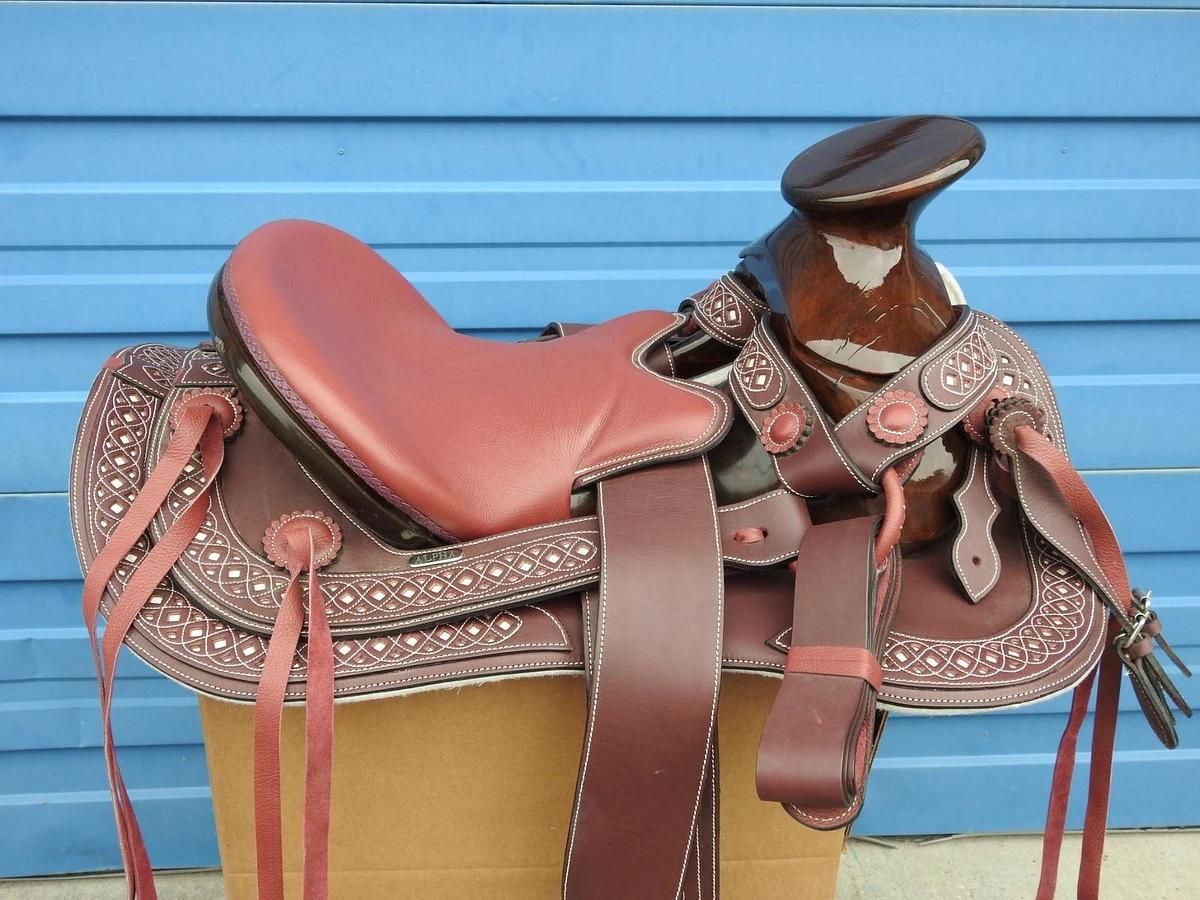 Alpha Mounturas Show Saddle High-Gloss Shaft Alpha Saddle NEW w/ Shipping Damage