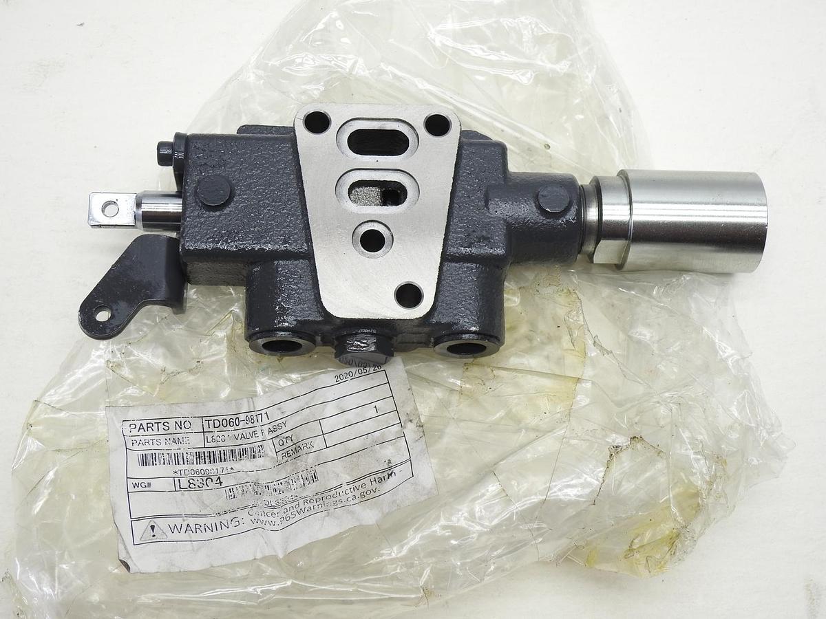Kubota TD060-98171 ASSY, VALVE, AUX C YW312-0011 - NOB NEW!