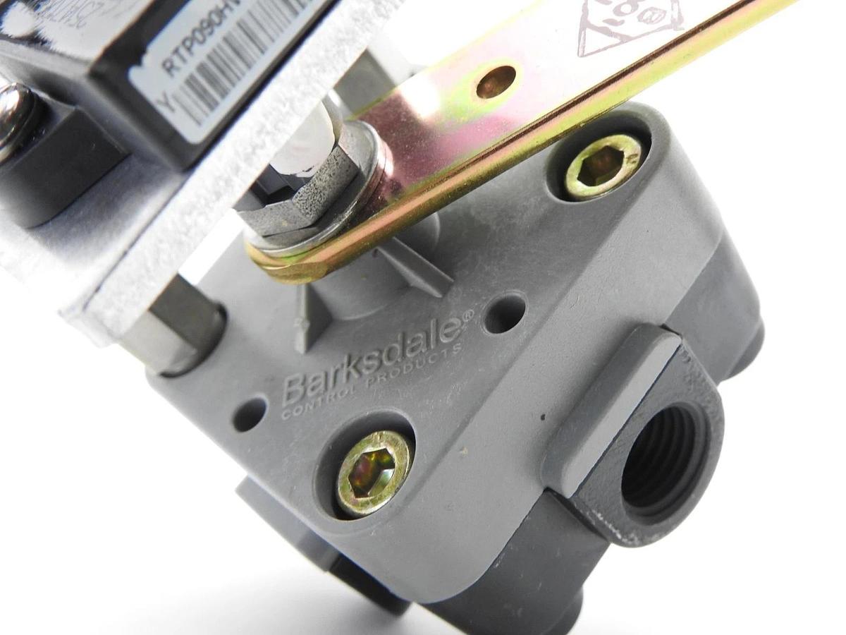 Barksdale Air Leveling Valve Height Control 53321 Q27, 591449 Truck Bus Leveling
