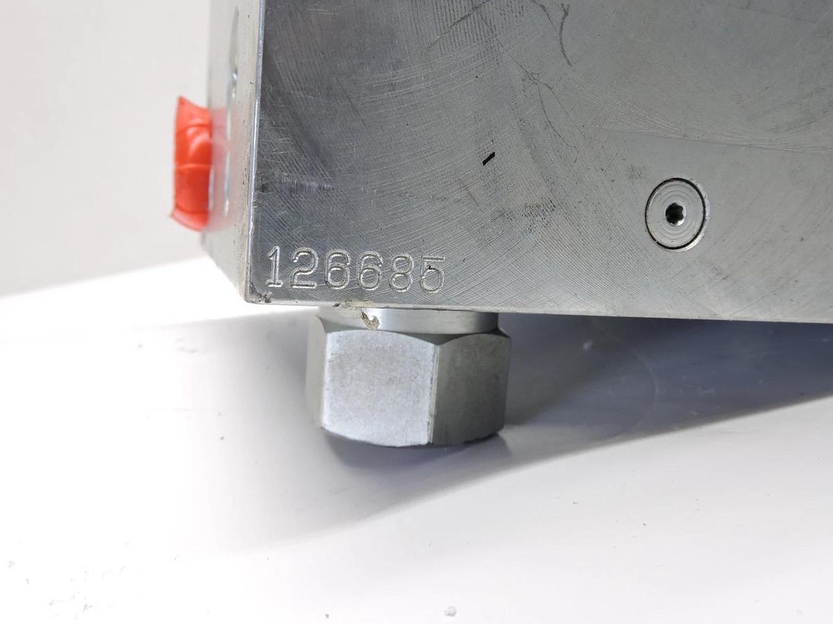 New Parker IC-4670 Square Block Manifold OEM Genuine IC4670