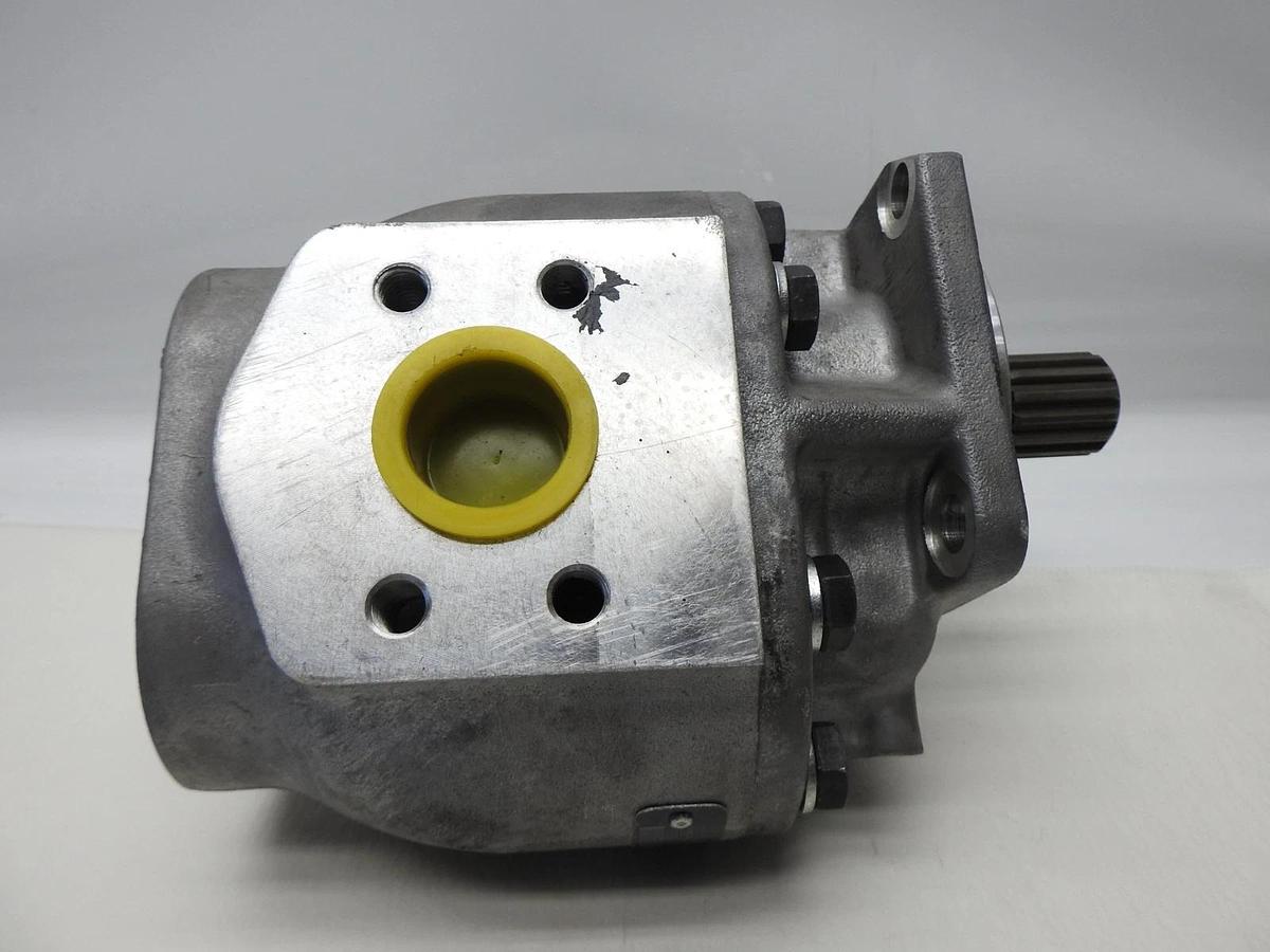 S223210 Hydraulic Track Motor for Case 880C 880 Track Drive Hydraulic Motor NEW!