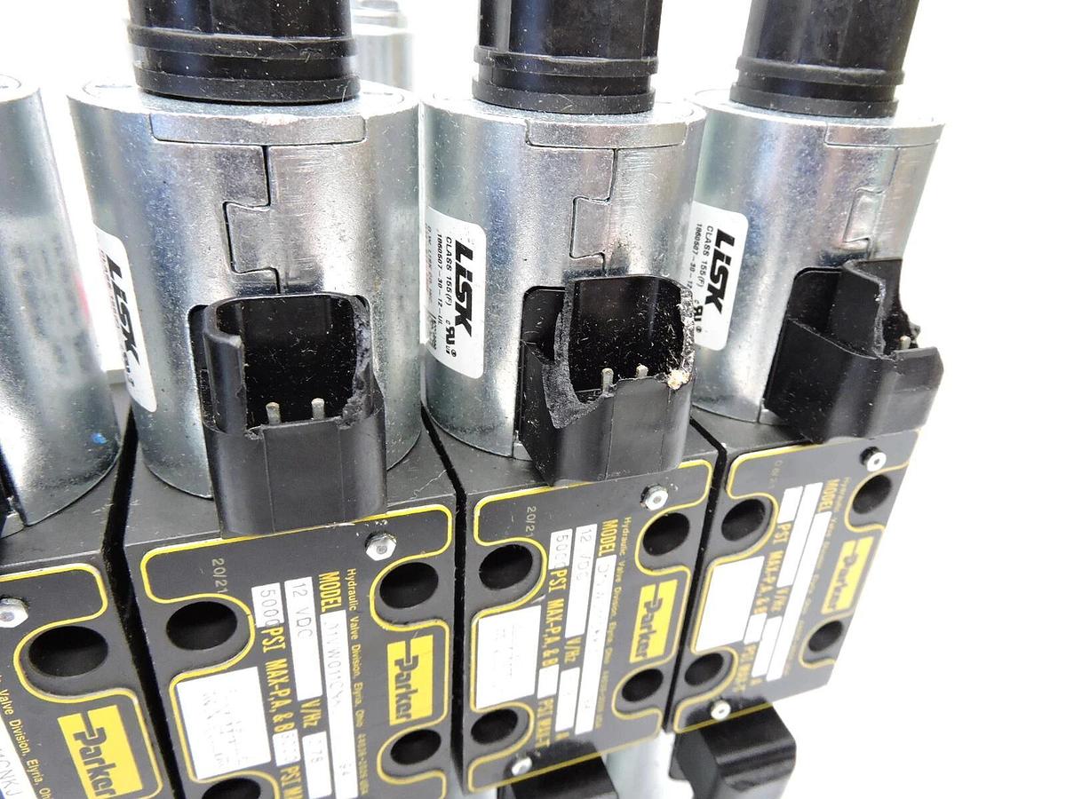 (4) Parker D1VW011CNKJ Triple Direction Control Valve + (3) RDH103S30 Relief Va