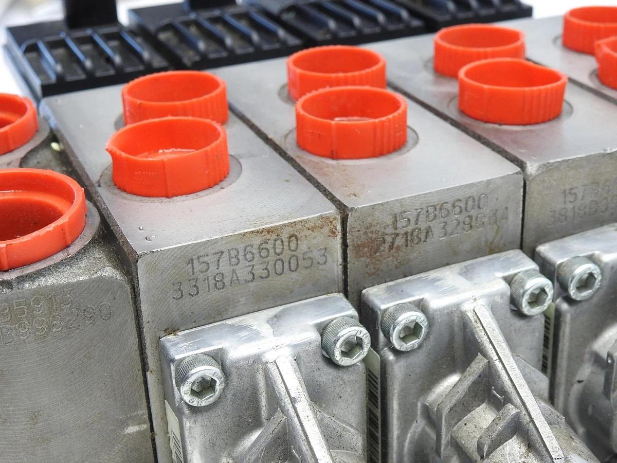 Danfoss PVG 32 /4 Proportional Valve 3335 PSI w/ 157B4292 11094176 - OEM NEW!