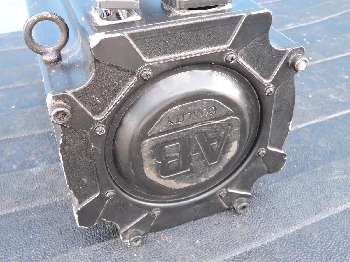 ALLEN BRADLEY MPL-B680H-MJ72AA AC ROTARY SERVO MOTOR -*NEW READ*
