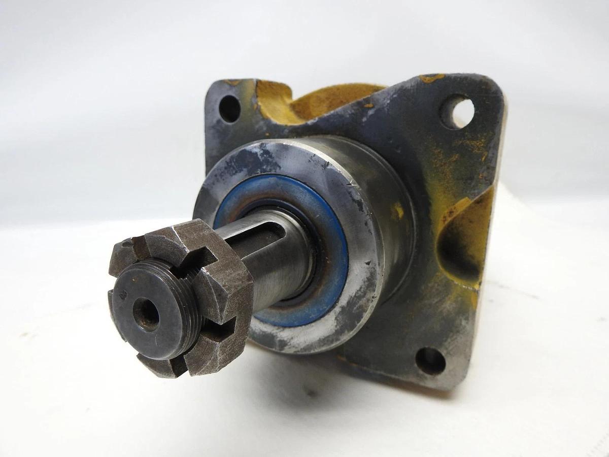 GENUINE White RE45070300 Hydraulic Motor Wheel Mount 1-1/4" Shaft RE013998