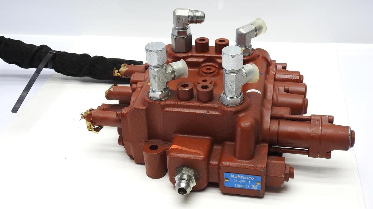 OEM Kubota SLV 75 Main Control Valve Nabtesco 215699-01 SLV75 Hydraulic Valve