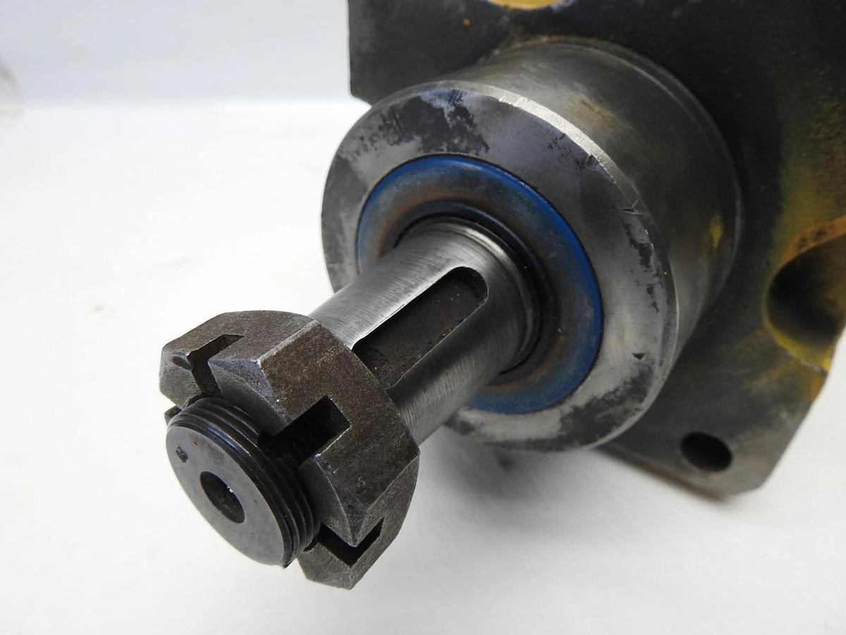 GENUINE White RE45070300 Hydraulic Motor Wheel Mount 1-1/4" Shaft RE013998