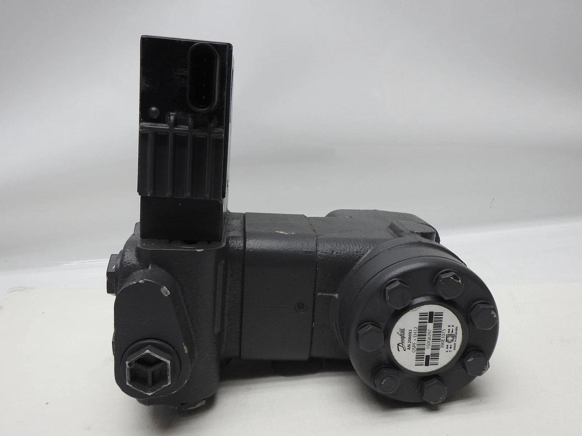 GENUINE John Deere AN206093 AutoTrac Steering Valve Assembly fits 4710, 4720 NEW