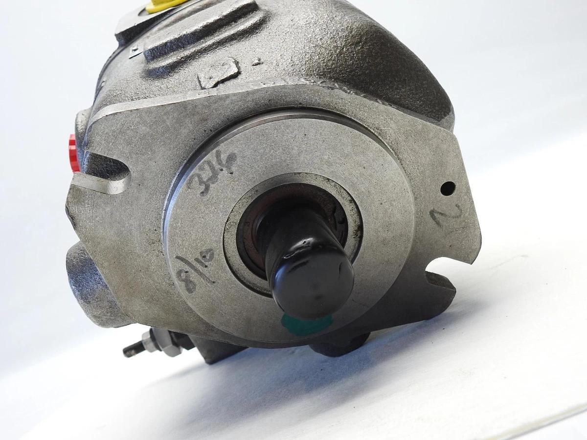 Parker PD Series Mobile Piston Pump PD045PS02SRS5AAM0R1200000 w/ 517-00167-5